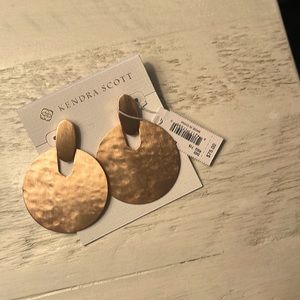 NWT 💯 Authentic Kendra Scott Rose Gold Hammered Metal Earrings.   So Elegant!